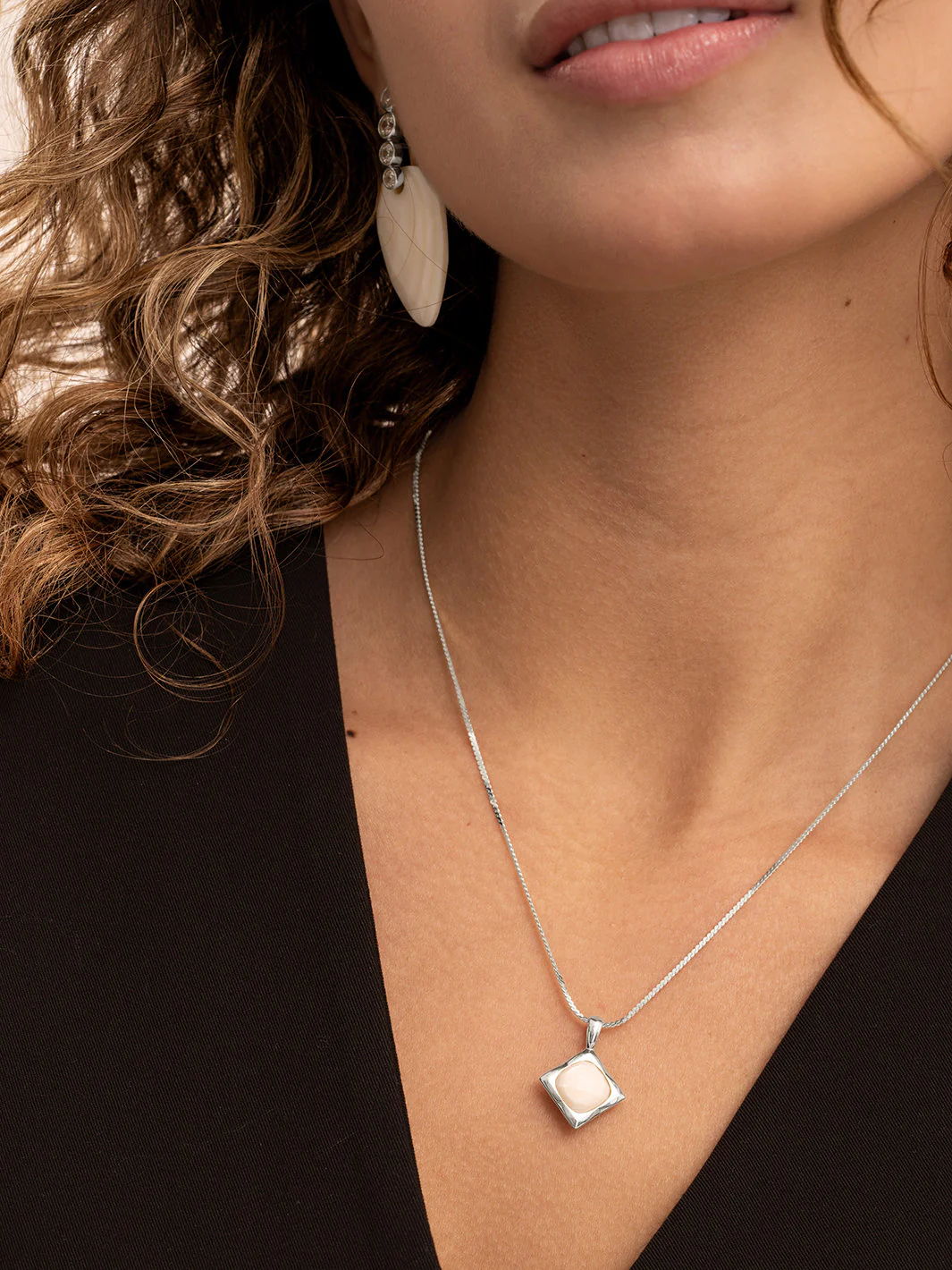 Cushion Cut Pendant Pearl - Image 4